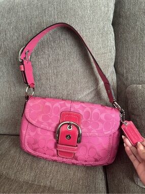 Vintage Pink Signature print Coach Soho🎀